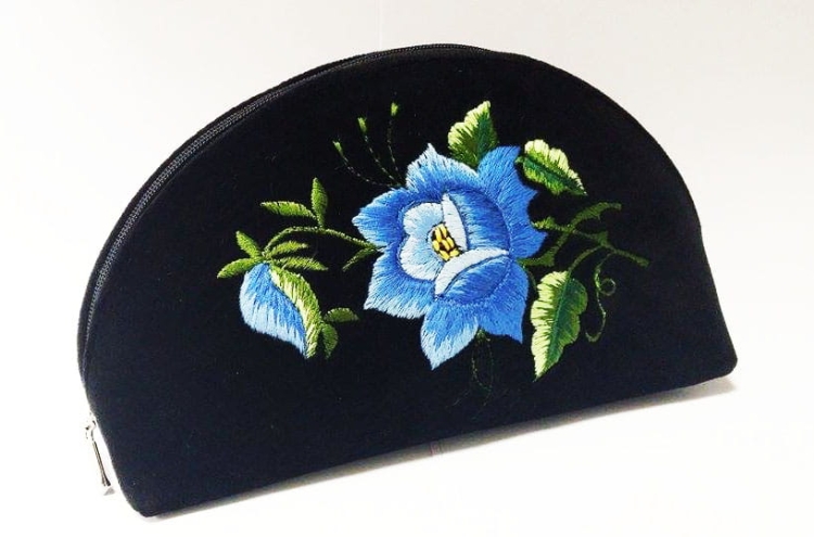 Duża kosmetyczka niebieska róża łowicka.jpg