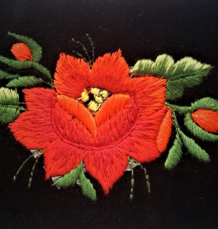 Czarne haftowane etui na okulary róże łowickie czerwień2.jpg