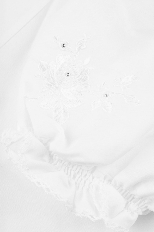 Tradycyjna biała ludowa bluzka z haftami