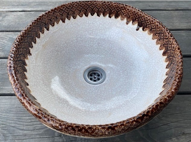 Ludowa ceramiczna umywalka z koronką 38 cm