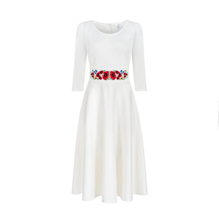 biala-rozkloszowana-sukienka-z-haftem-maki-i-chabry-scaled.jpg