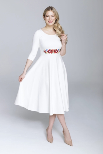 biala-sukienka-z-haftem-kwiaty-rozkloszowana-3-scaled.jpg