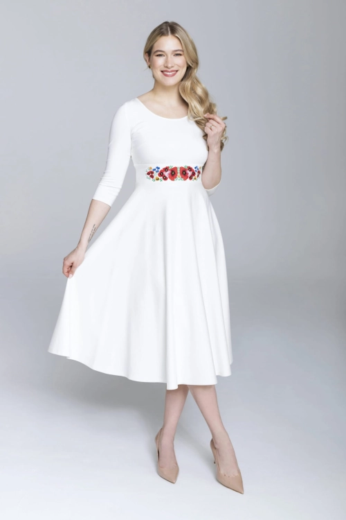 biala-sukienka-z-haftem-kwiaty-rozkloszowana-3-scaled.jpg