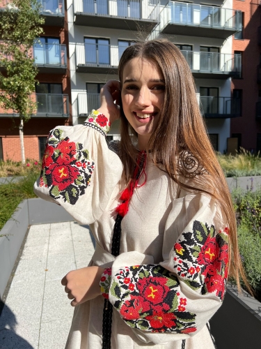 Słowiańska sukienka z haftami kwiaty