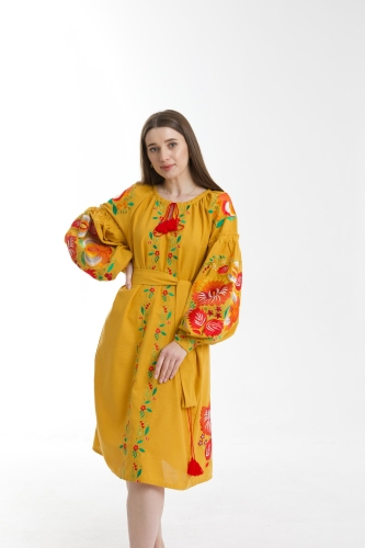 Miodowa sukienka w haftowane kwiaty