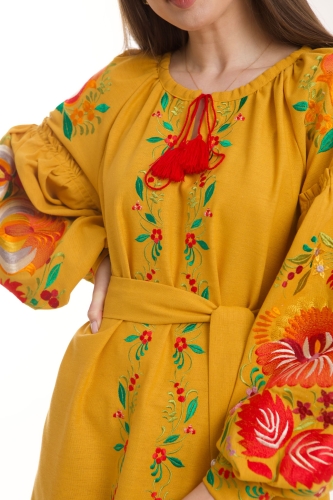 Miodowa sukienka w haftowane kwiaty