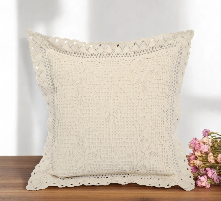 Kremowa poszewka z koronką 40x40 cm