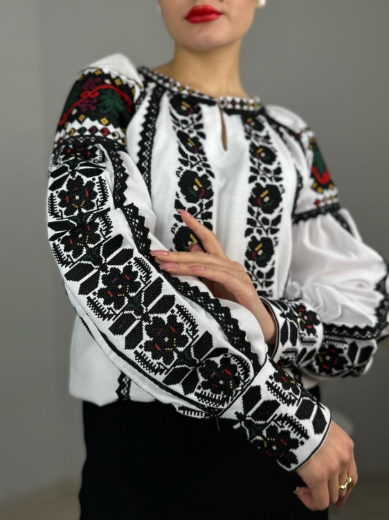 Haftowana bluzka w kwiaty z koronką