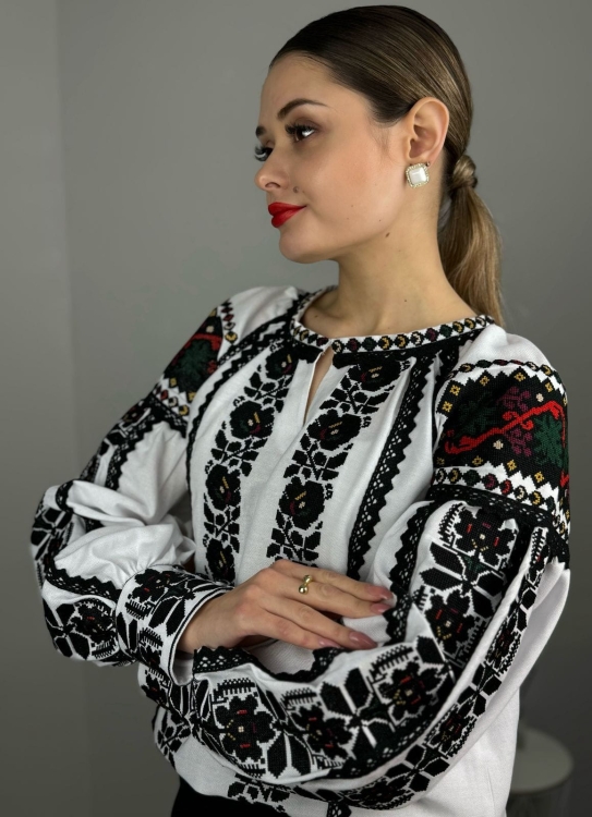 Haftowana bluzka w kwiaty z koronką