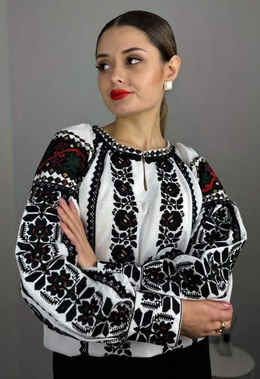 Haftowana bluzka w kwiaty z koronką