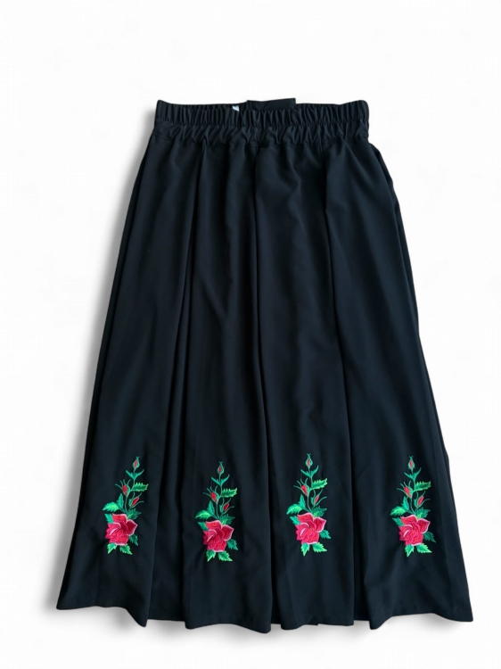 Ludowa spódnica z haftami kontrafałdy