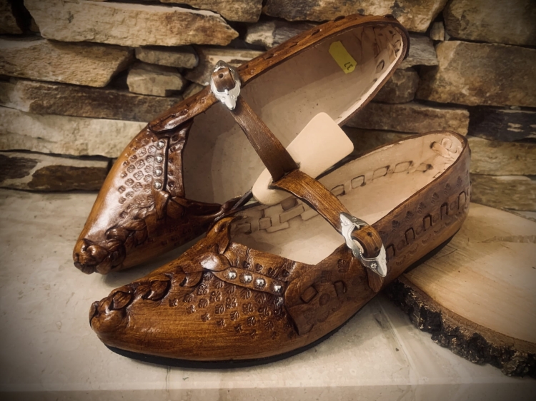 Kierpce skórzane zdobione z paseczkiem