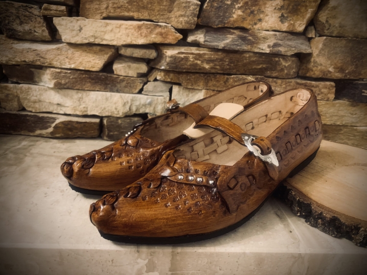 Kierpce skórzane zdobione z paseczkiem