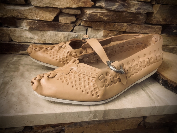 Kierpce skórzane zdobione z paseczkiem