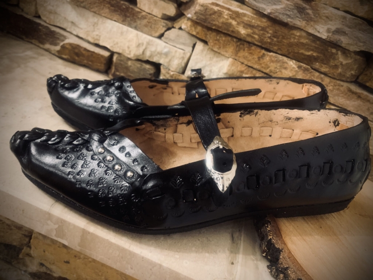 Kierpce skórzane zdobione z paseczkiem