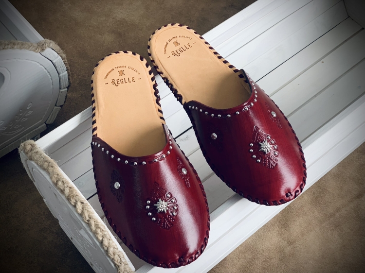 Damskie skórzane klapki parzenica