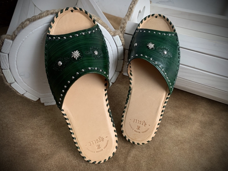 Damskie skórzane klapki parzenice