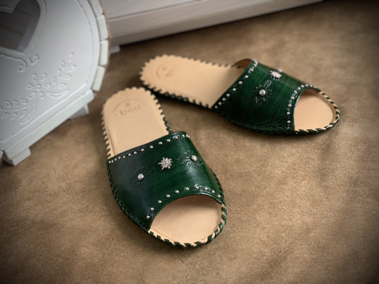 Damskie skórzane klapki parzenice