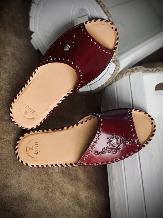 Damskie skórzane klapki góralskie zdobione