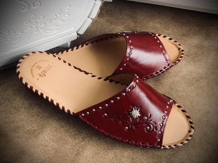 Damskie skórzane klapki góralskie zdobione