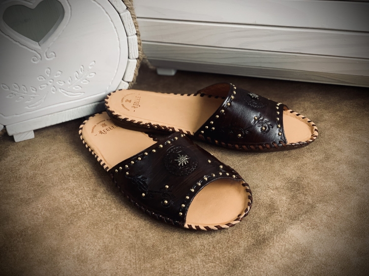 Damskie skórzane klapki góralskie zdobione