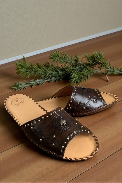 Damskie skórzane klapki góralskie zdobione