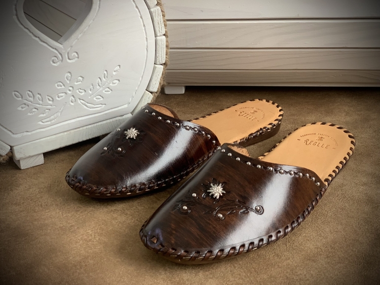 Damskie skórzane klapki góralskie zdobienia