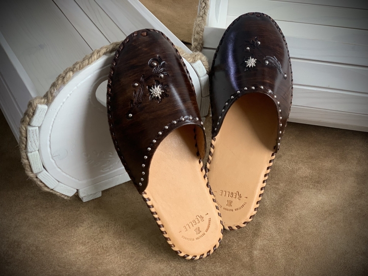 Damskie skórzane klapki góralskie zdobienia