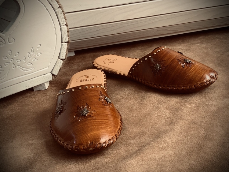 Damskie skórzane klapki góralskie