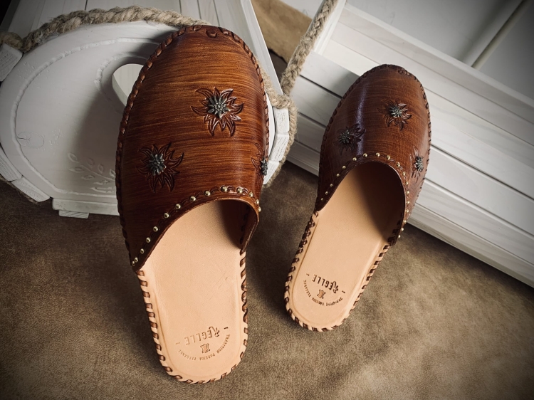 Damskie skórzane klapki góralskie