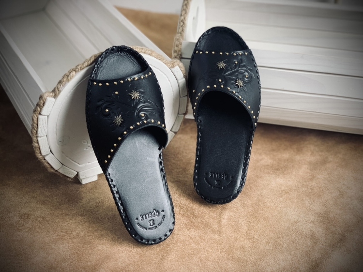 Damskie skórzane klapki góralskie wzory