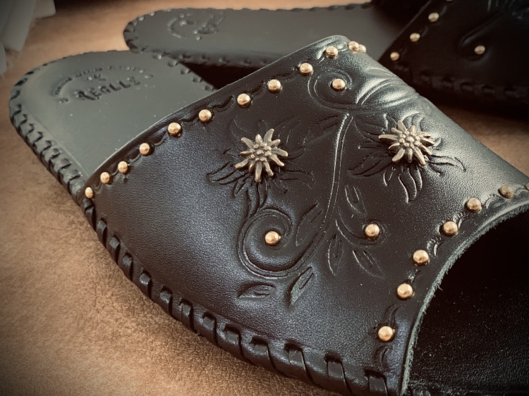 Damskie skórzane klapki góralskie wzory