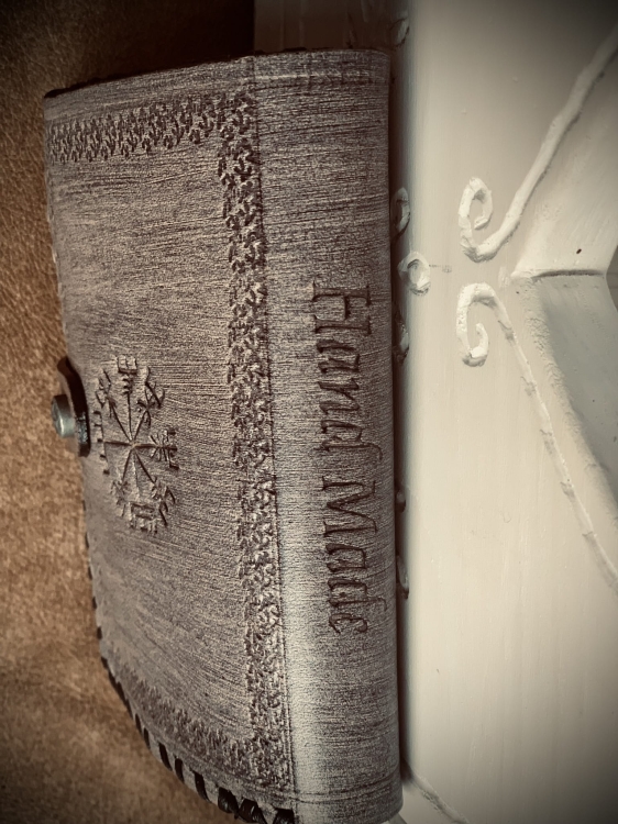 Męski skórzany portfel zdobiony rękodzieło