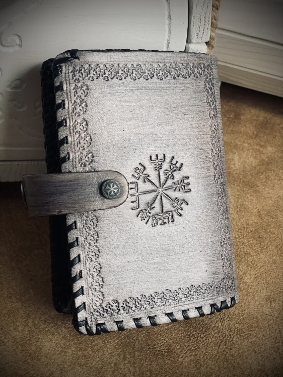 Męski skórzany portfel zdobiony rękodzieło