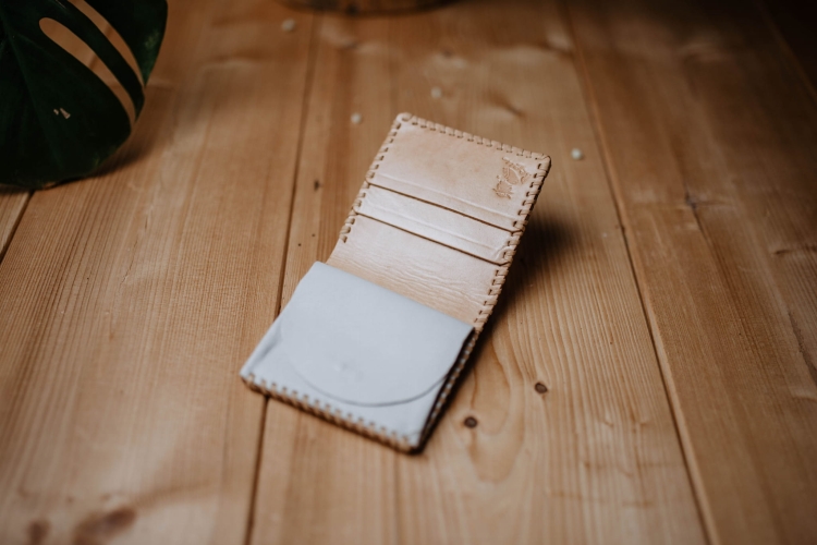 Męski skórzany portfel zdobiony rękodzieło