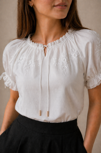 Tradycyjna biała ludowa bluzka z haftami