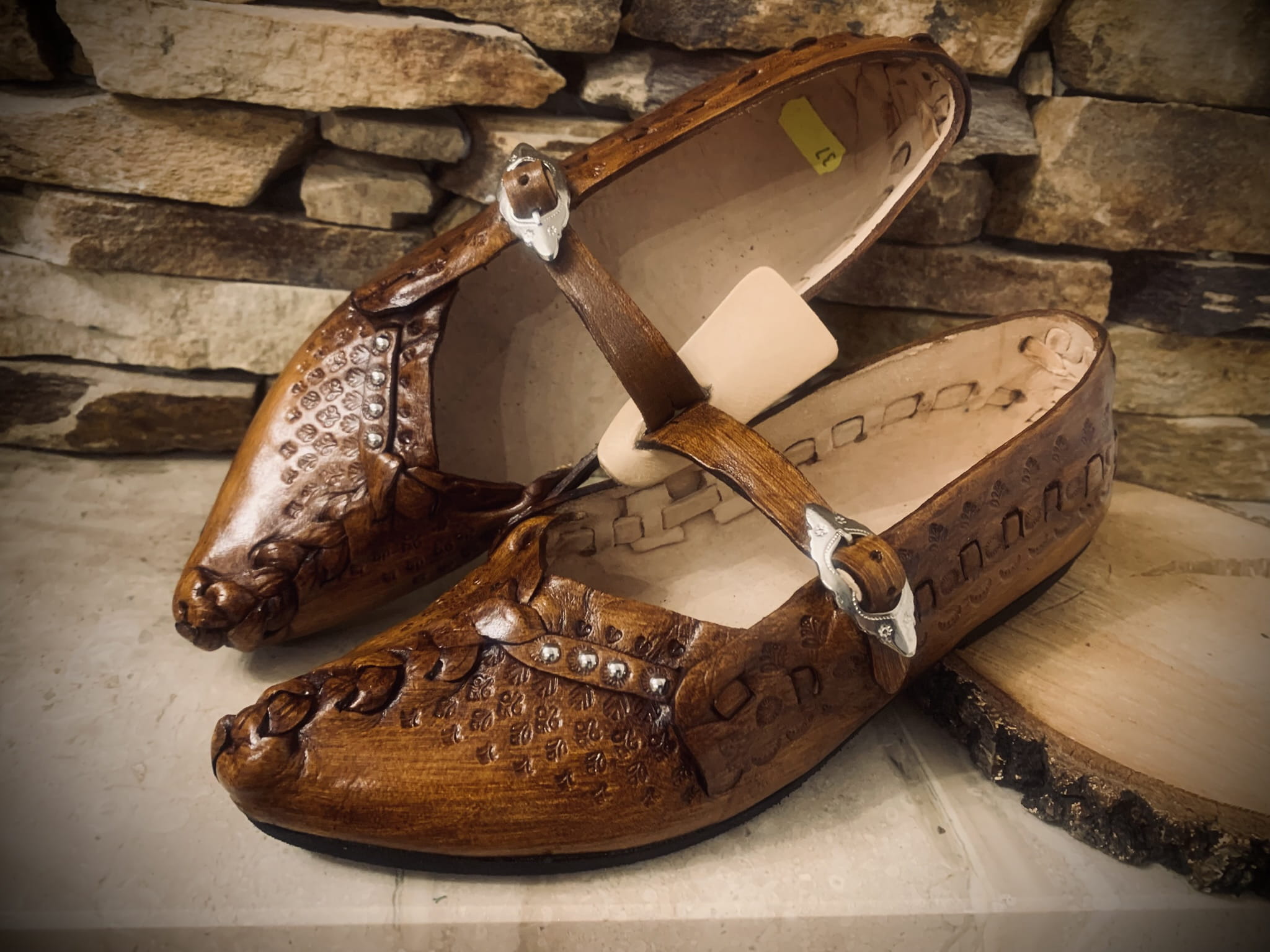 Kierpce skórzane zdobione z paseczkiem