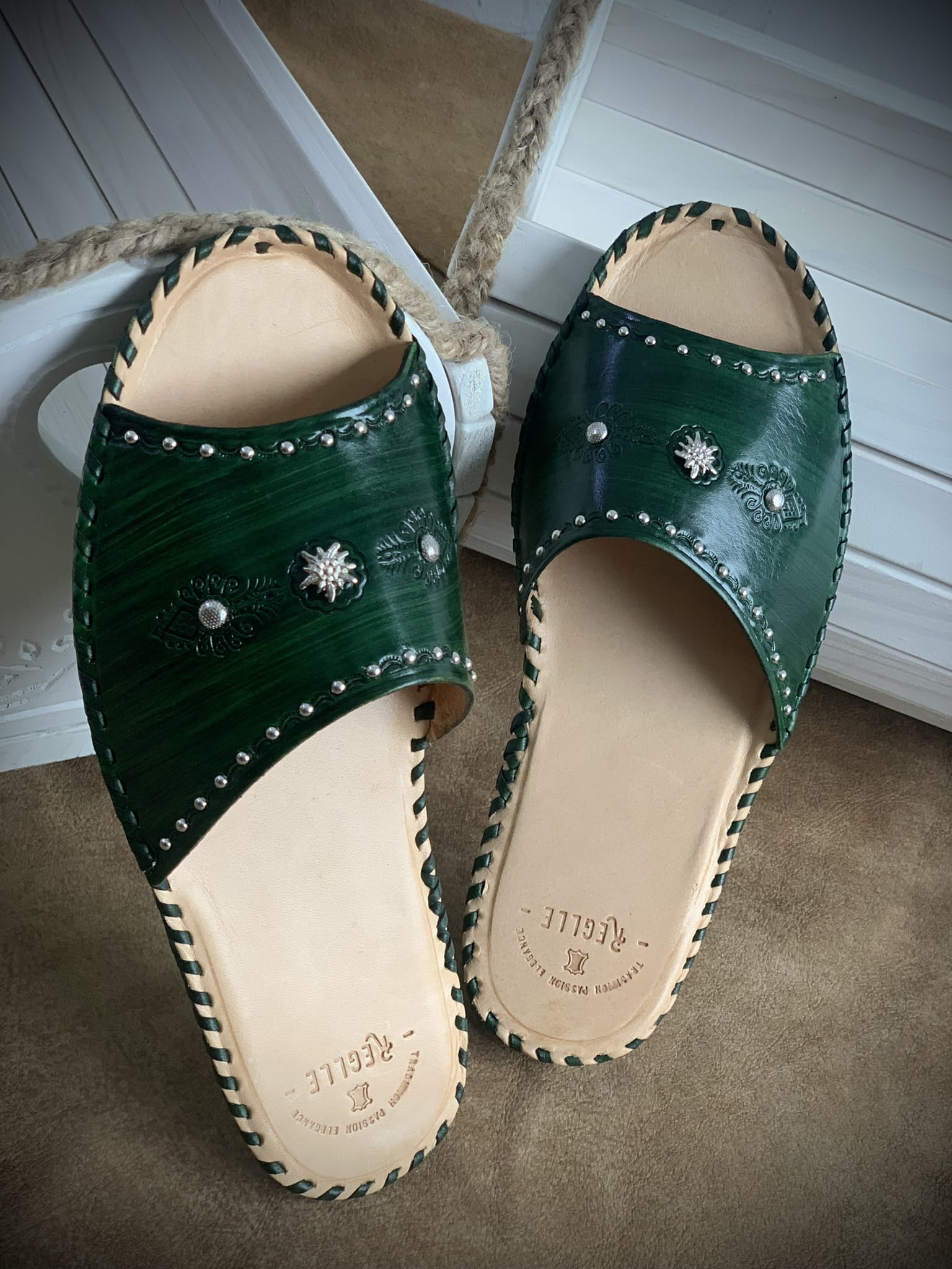 Damskie skórzane klapki parzenice