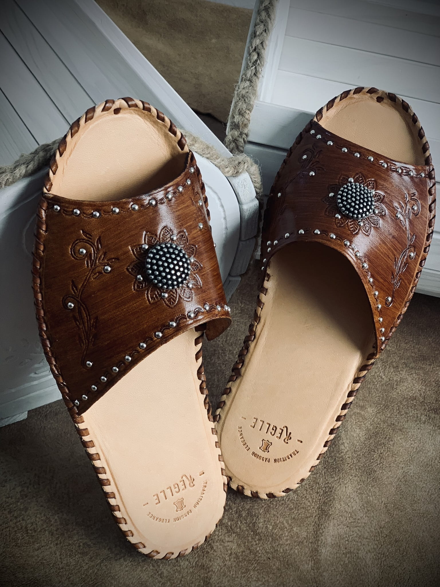 Damskie skórzane klapki góralskie