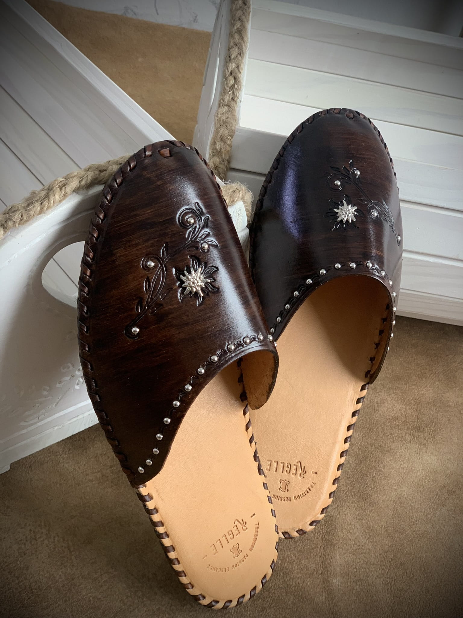 Damskie skórzane klapki góralskie zdobienia