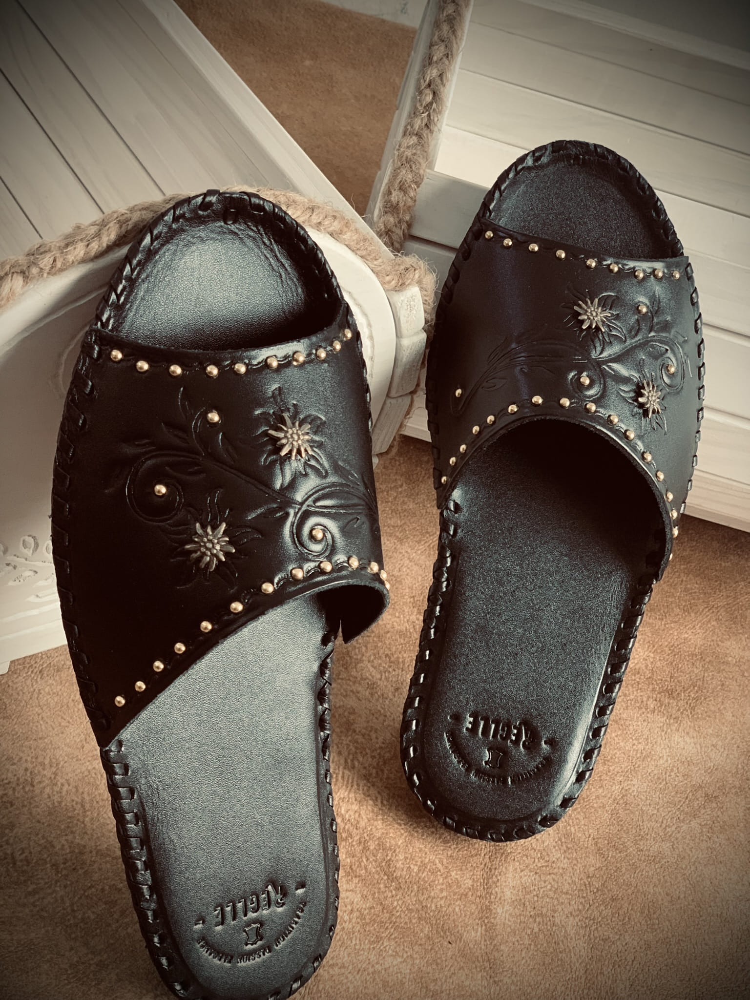 Damskie skórzane klapki góralskie wzory