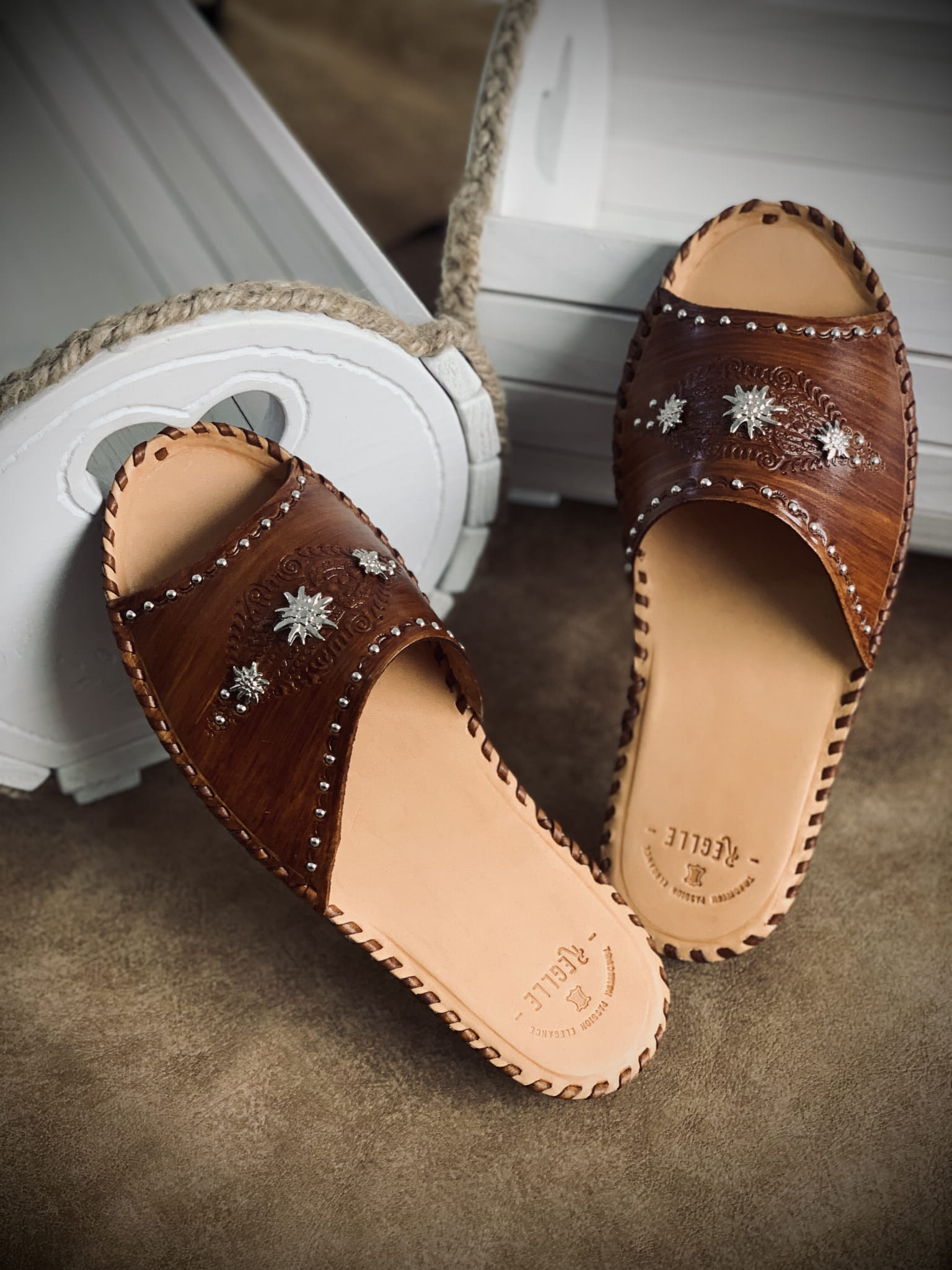 Damskie skórzane klapki góralskie rękodzieło