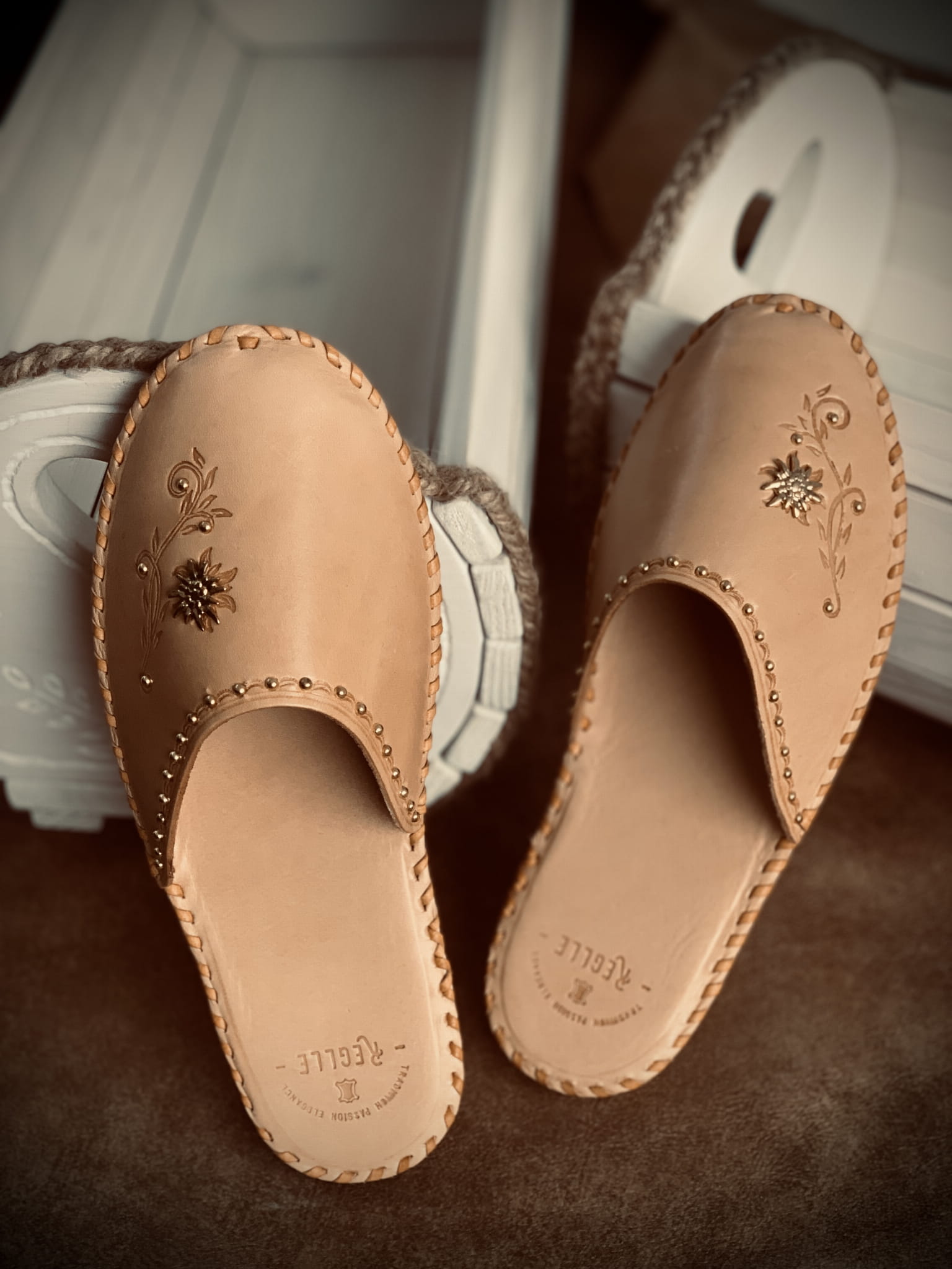 Damskie skórzane klapki góralskie kwiat