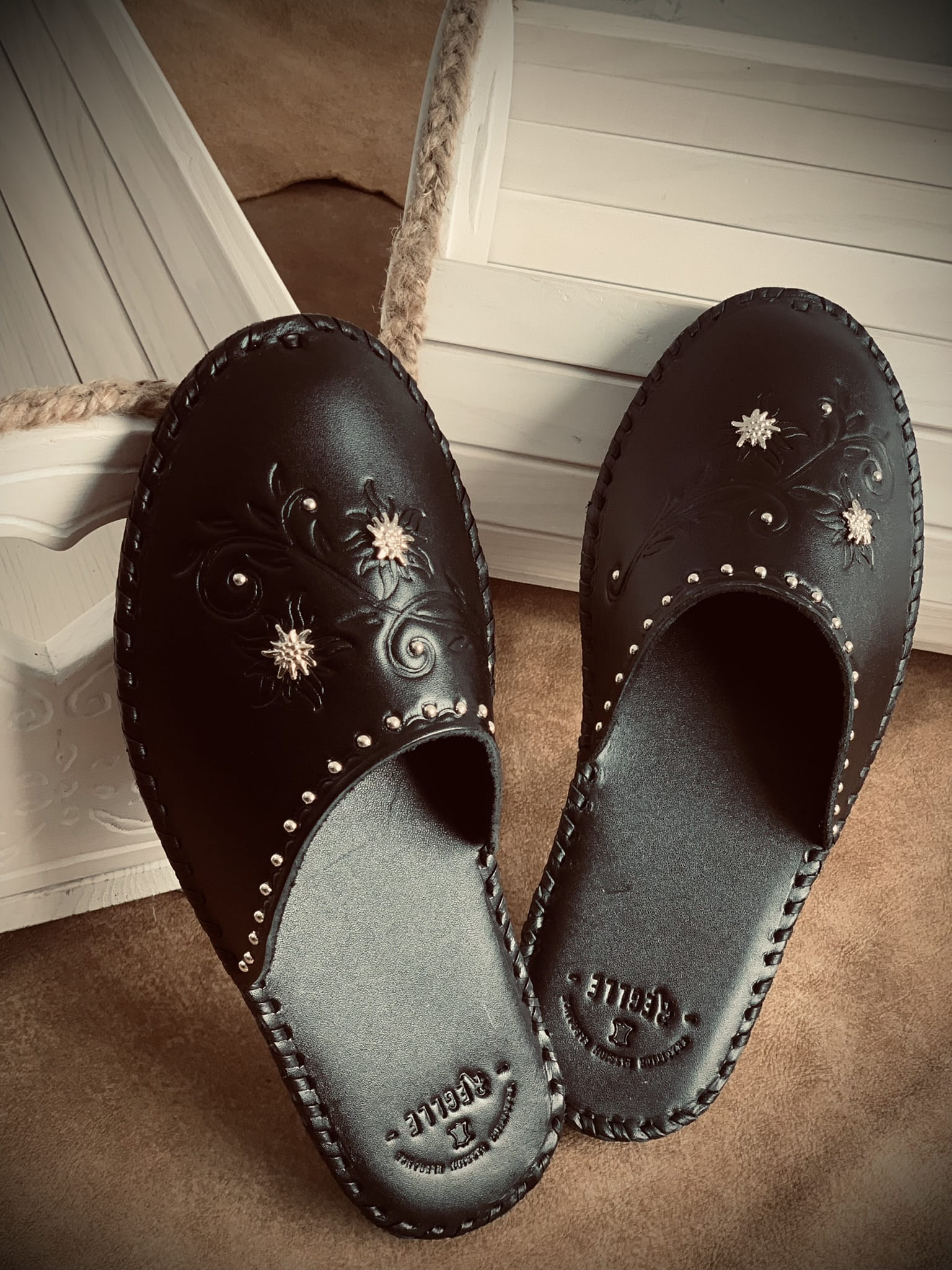 Damskie skórzane klapki góralskie kwiaty