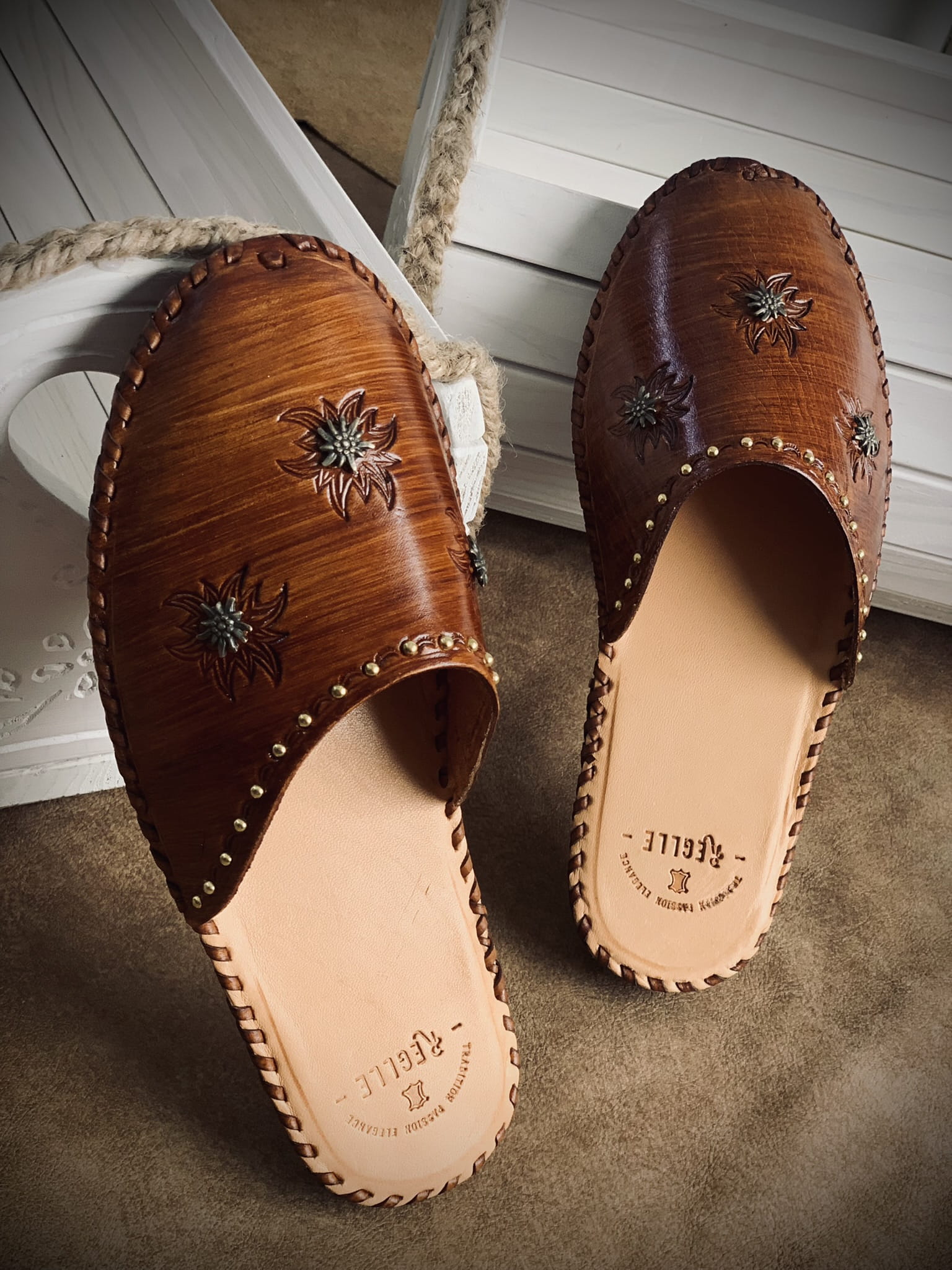 Damskie skórzane klapki góralskie kwiat