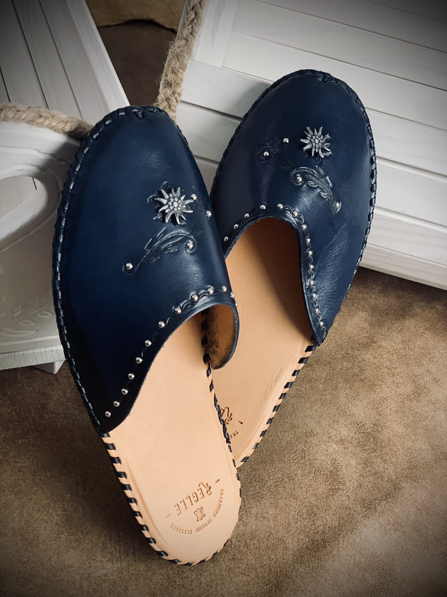 Damskie skórzane klapki góralskie kwiat 