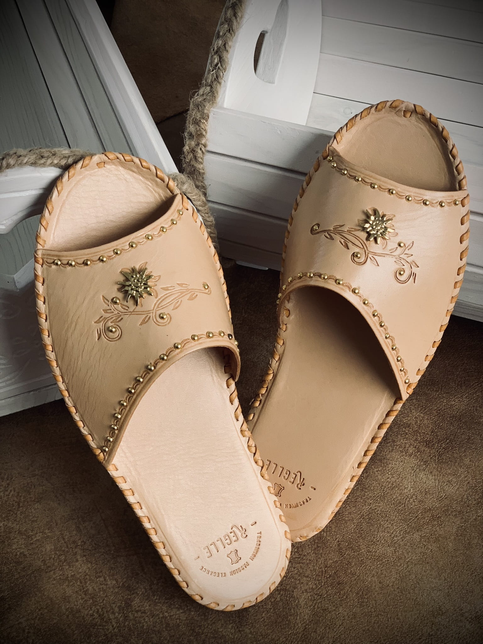 Damskie skórzane klapki góralskie ręcznie robione