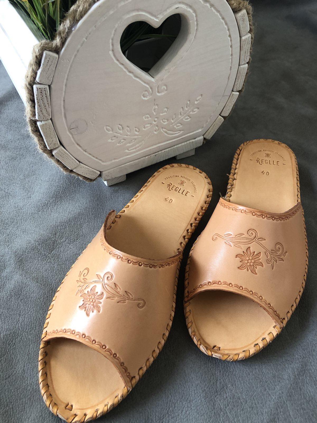 Damskie skórzane klapki góralskie ręcznie robione 