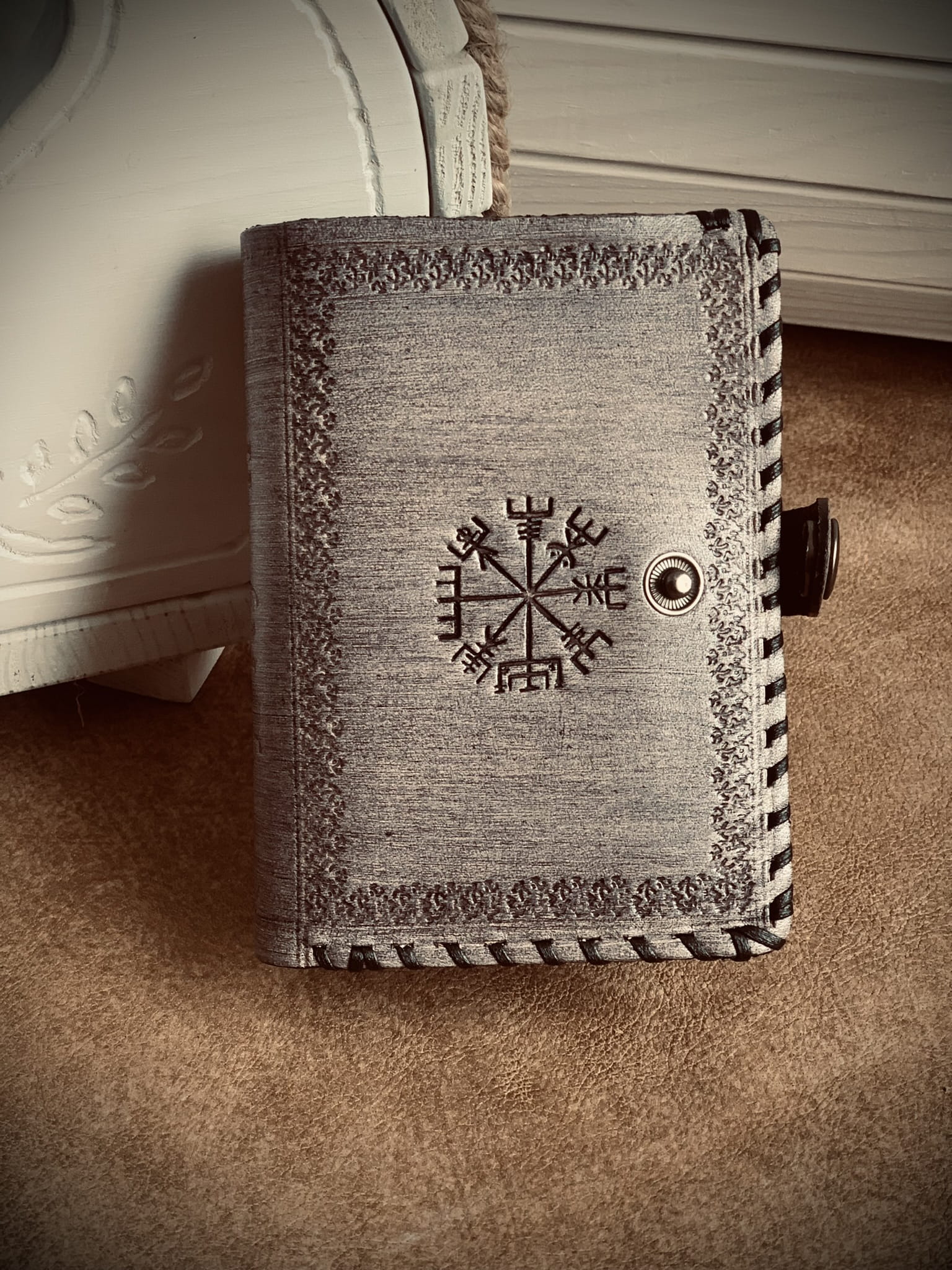 Męski skórzany portfel zdobiony rękodzieło 